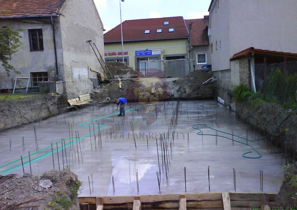 NA PREDAJ POLYFUNKČNÁ BUDOVA NOVÉ ZÁMKY