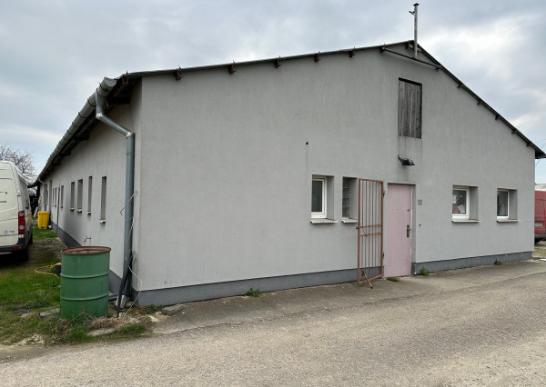 Hala v Rakoviciach (10 km od Piešťan) na predaj, alebo prenájom